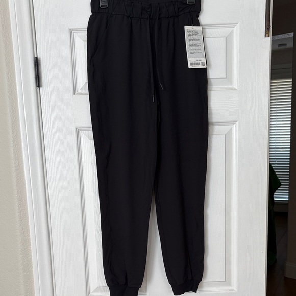 NWT Lululemon High Rise Stretch Joggers in Black - Picture 4 of 7